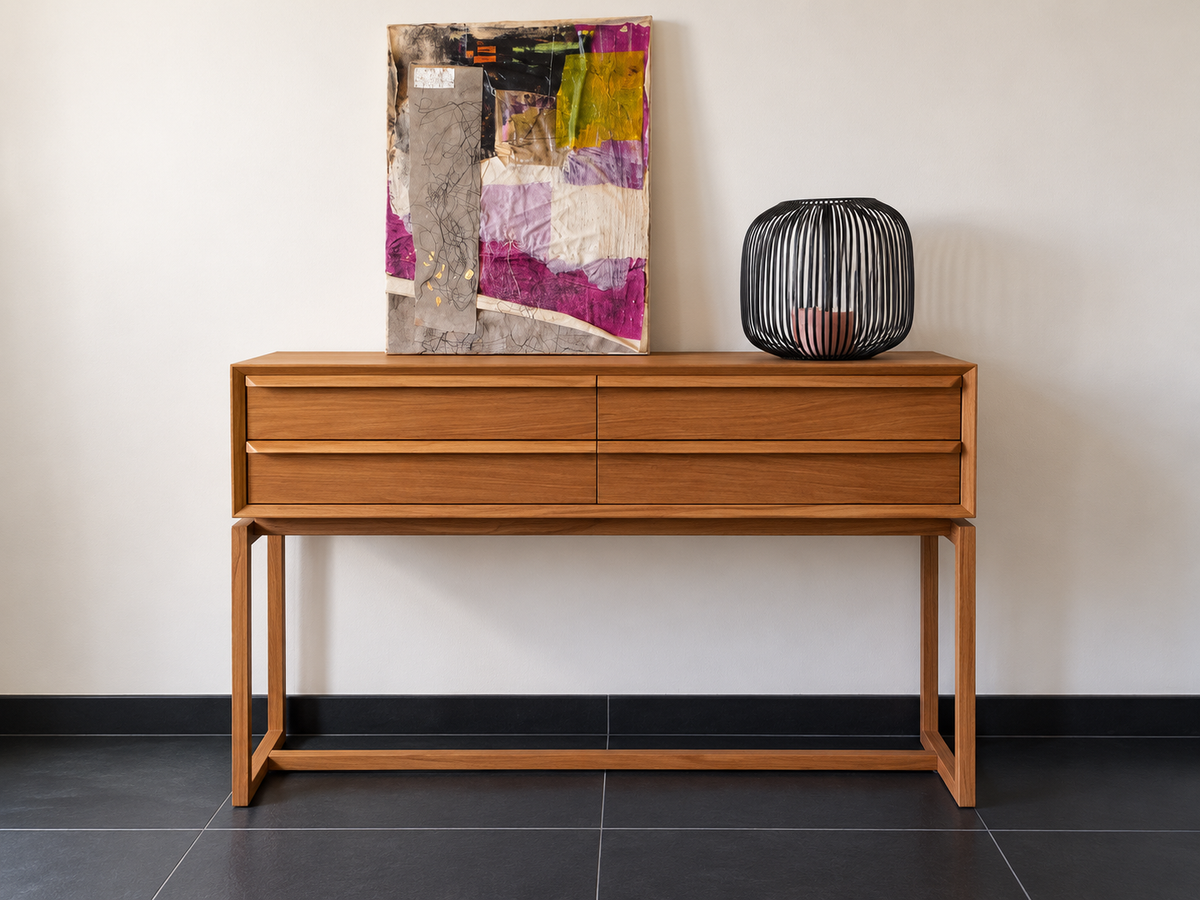 Ktwo Home teak sidetable met kunstwerk en zwarte lantaarn