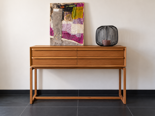 Ktwo Home teak sidetable met kunstwerk en zwarte lantaarn