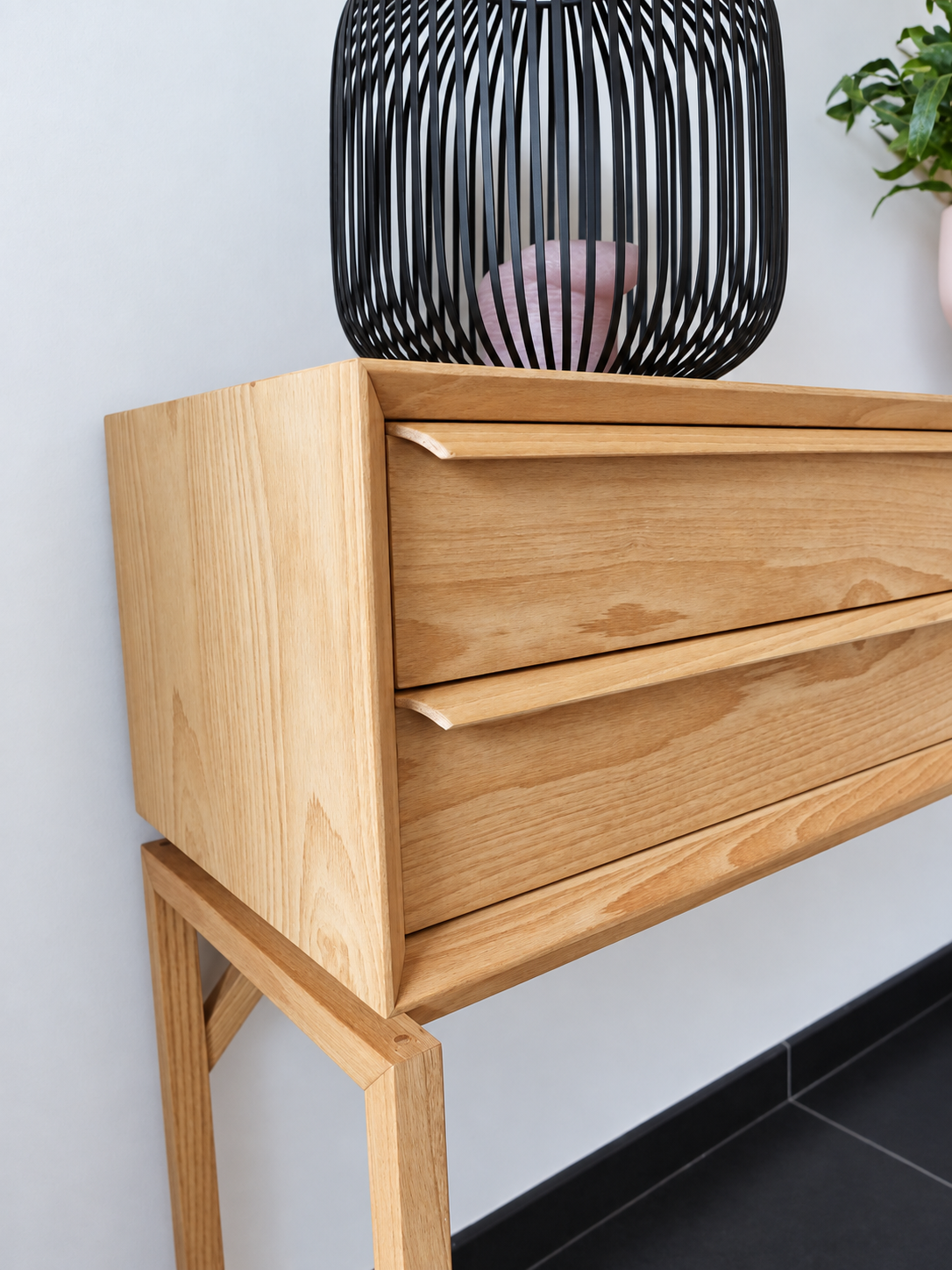 Houtnerf en geïntegreerde houten handgrepen van de naturel Ktwo Home sidetable
