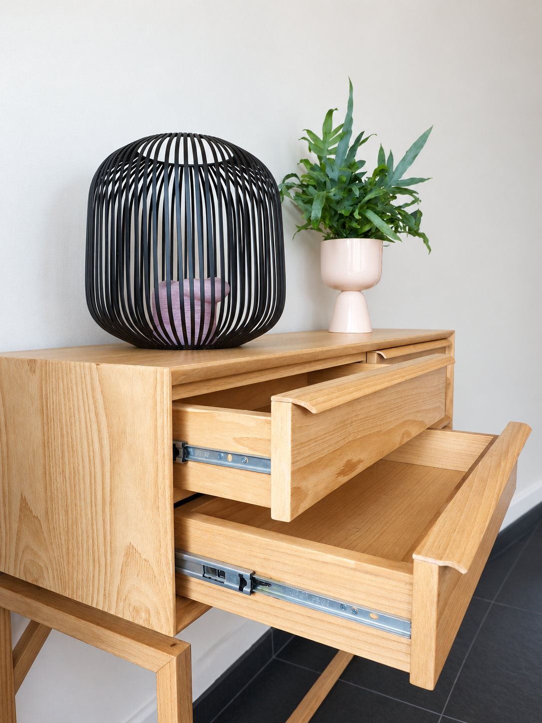 Geopende laden met metalen ladegeleiders van de naturel Ktwo Home sidetable