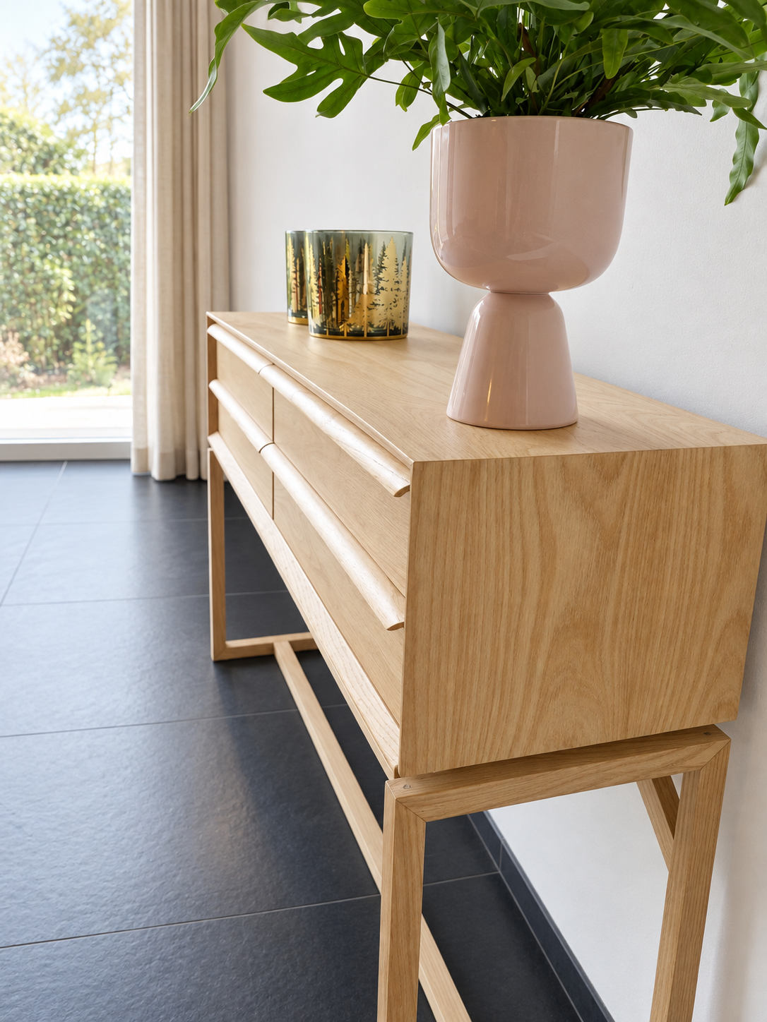 Detail van het naturel houten blad, de zijkant en handgrepen van de Ktwo Home sidetable